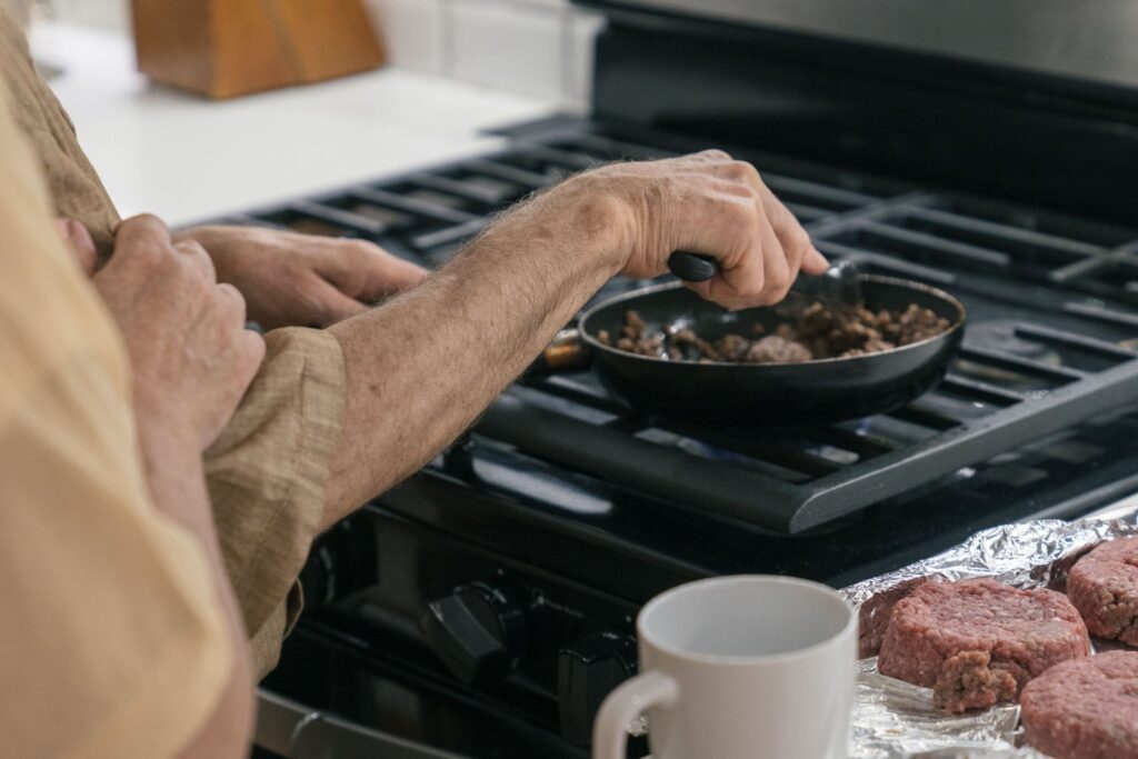 senior cooking independently